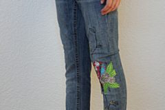 Jeans mit Freihandstickerei Upcycling